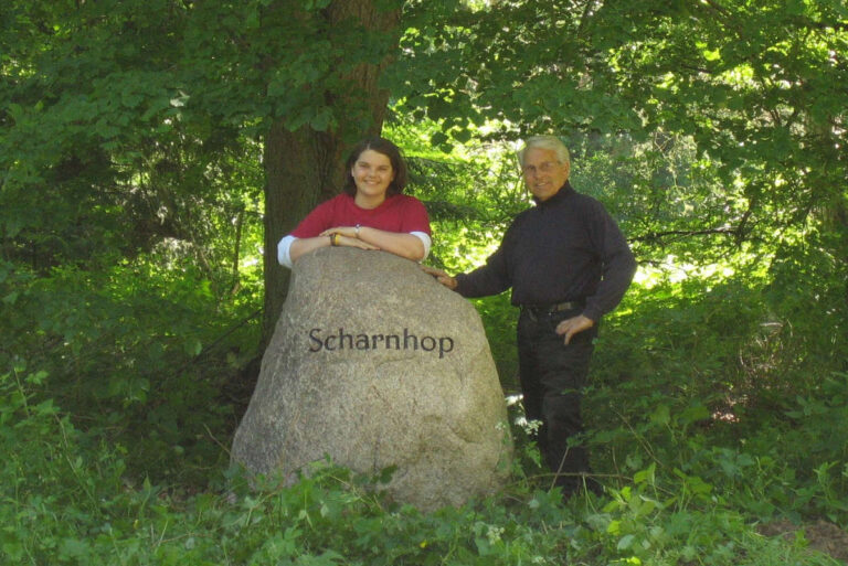 Jürgen Scharnhop mit seiner Tochter Johanna stehen hinter dem Namensstein