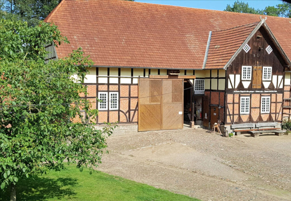 geöffnetes großes Tor des Museums im Heimat-& Treckermuseum Niendorf I
