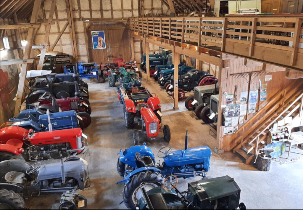 viele Oldtimertrecker in der Ausstellung des Heimat-& Treckermuseums Niendorf I