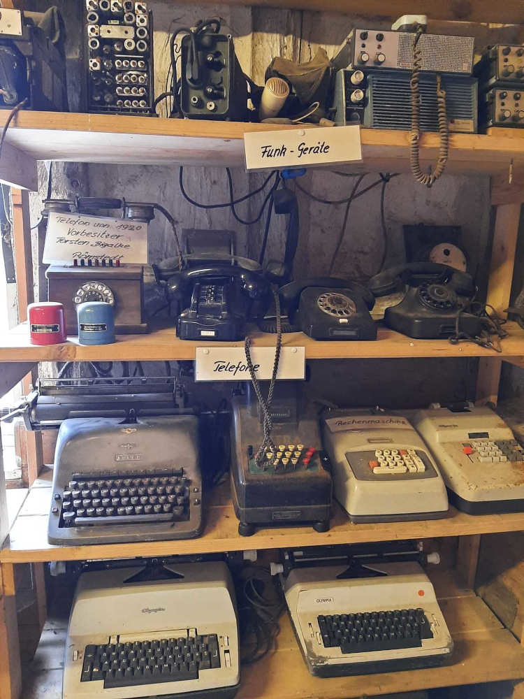 Alte Schreibmaschinen und Telefone